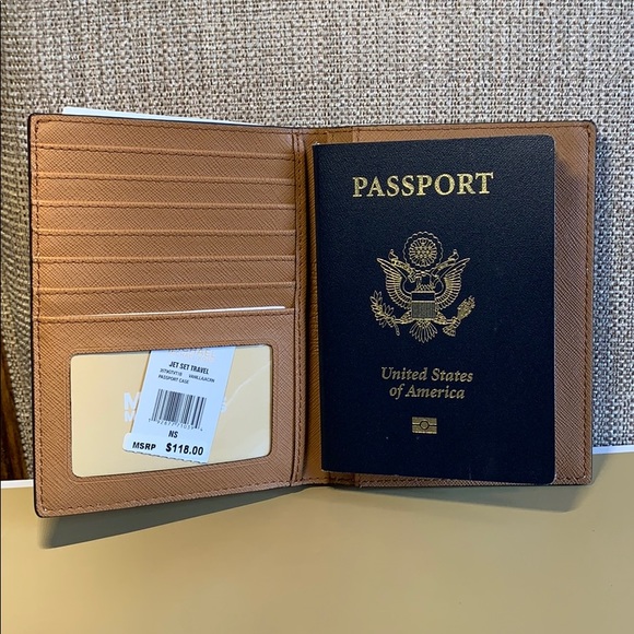 Sale 🎁 Michael Kors Passport Holder Wallet case - Picture 3 of 12